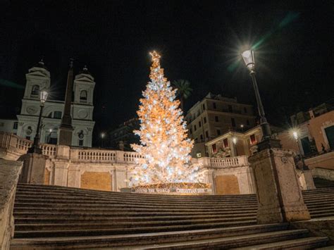 L’Albero di Natale Dior illumina Piazza di Spagna